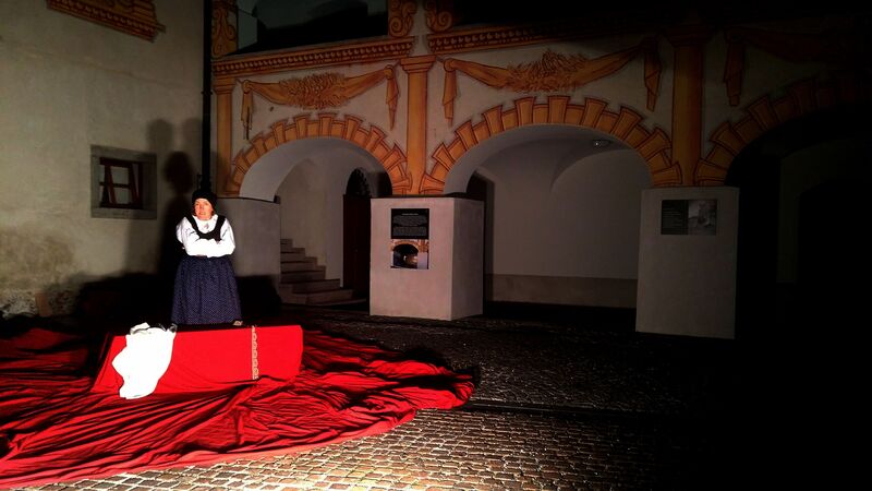 Fotografija: Melhiorca stoji za rdečim kvadrom.