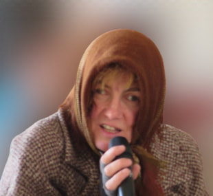 Fotografija: Profil obraza z mikrofonom v roki.