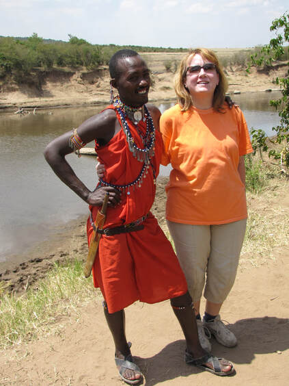Fotografija: Metka objeta z Masajem. V ozadju reka.